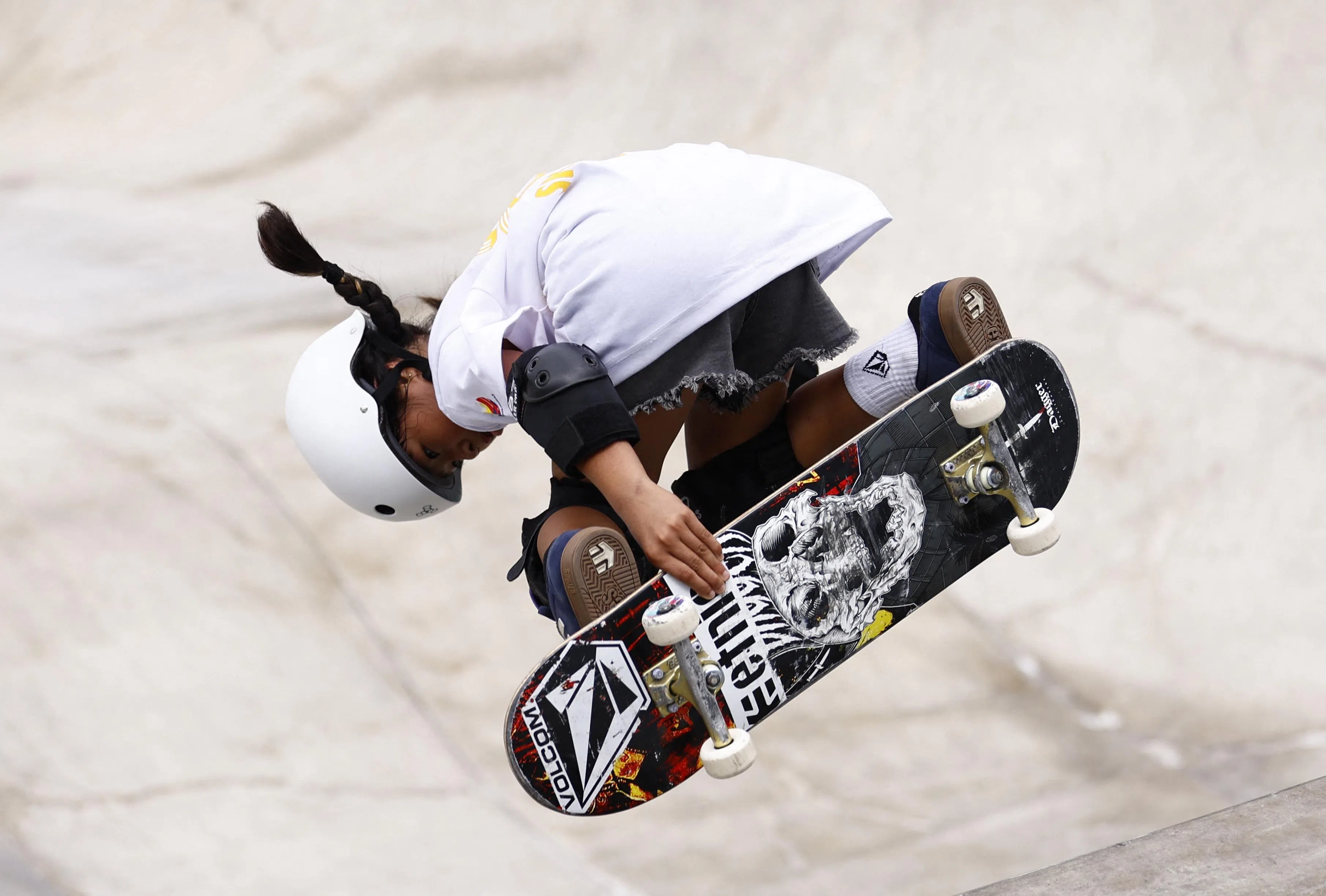 玛泽在赛场表演空中转体动作。（路透社）