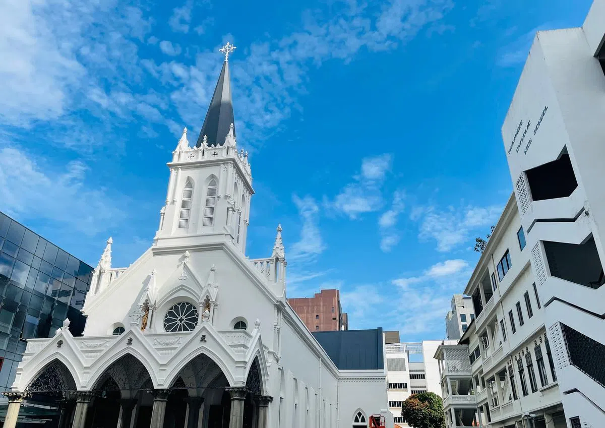 公教中学旧校舍就在圣伯多禄圣保禄堂旁，外观仍保留如初。（杨雯婷摄） 