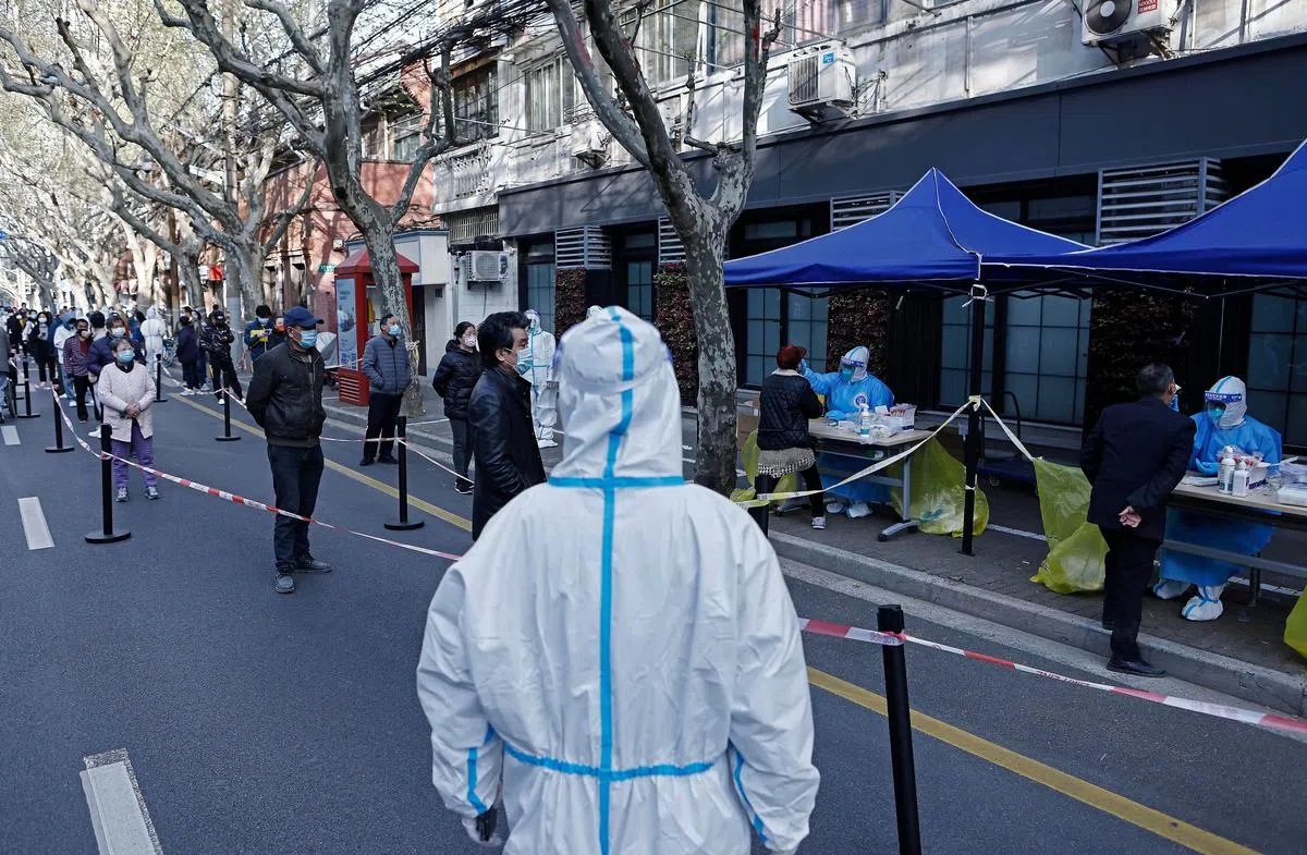 上海民众在一个检测站排队以接受核酸检测。（中新社）