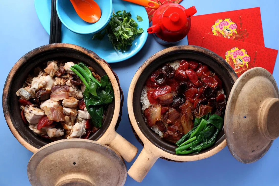联合本记煲饭的招牌什锦饭（左）和传统砂煲腊味饭（右）。（龙国雄摄）