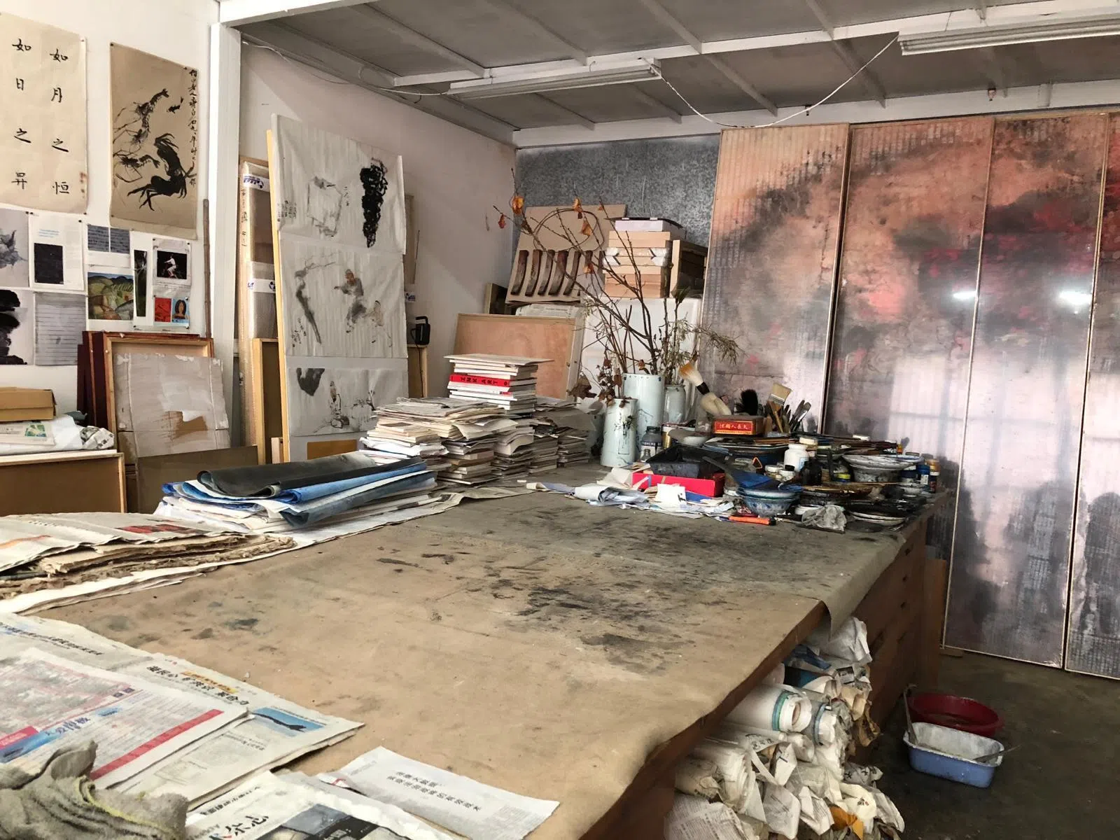 陈心懋在上海青浦的住家兼工作室作画。（受访者提供）