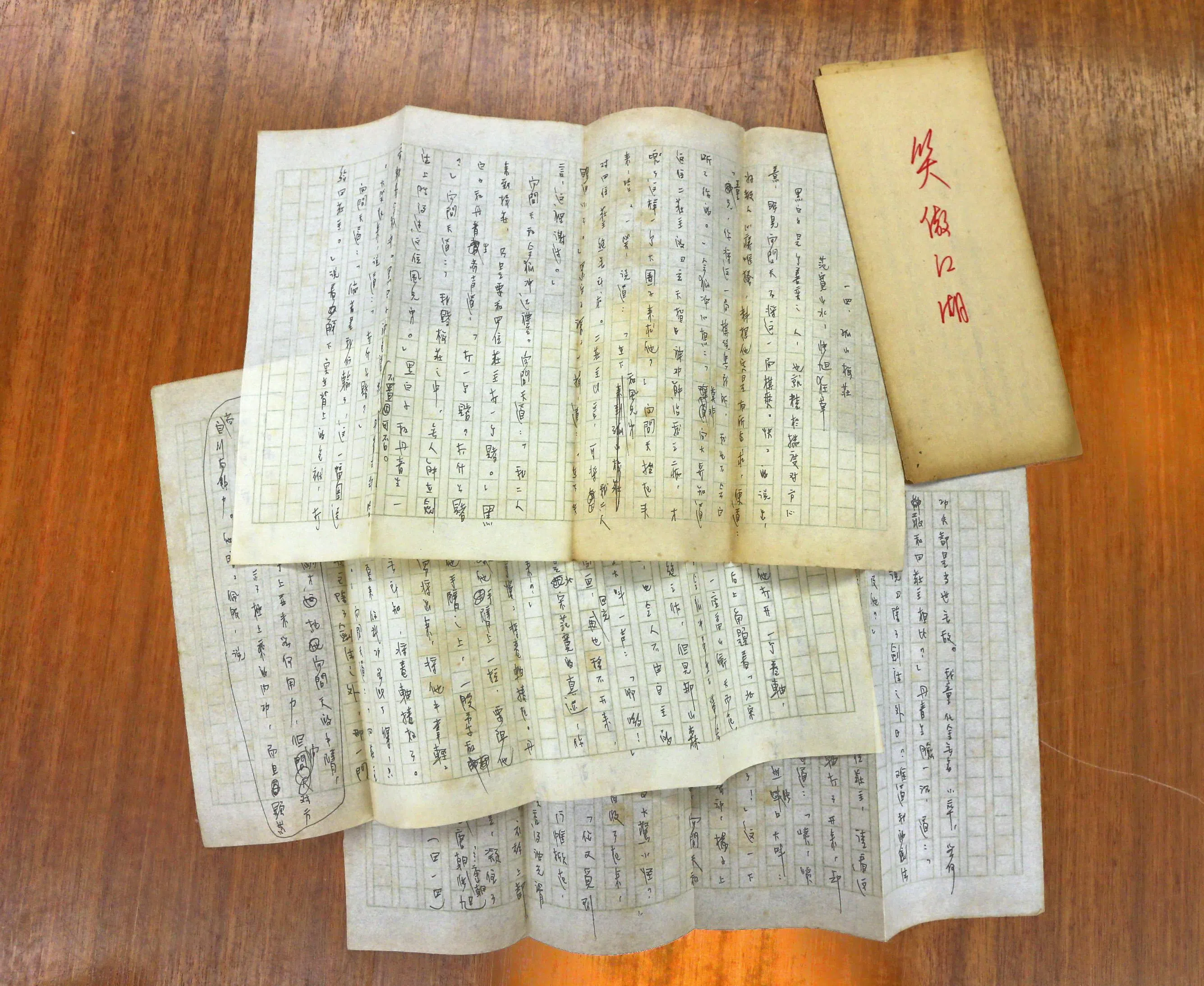 金庸1967年到新加坡办《新明日报》，并在报上连载《笑傲江湖》，留下珍贵手稿。（档案照）