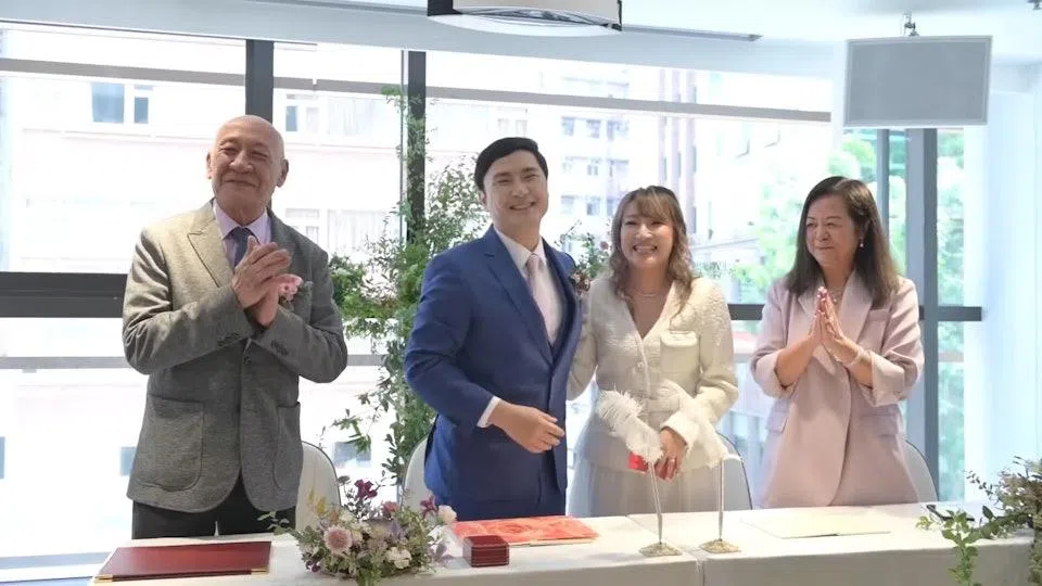 李泳豪（左二）和林妤谦（右二）结婚时，李家鼎（左一）出席但施明缺席。（视频截图）