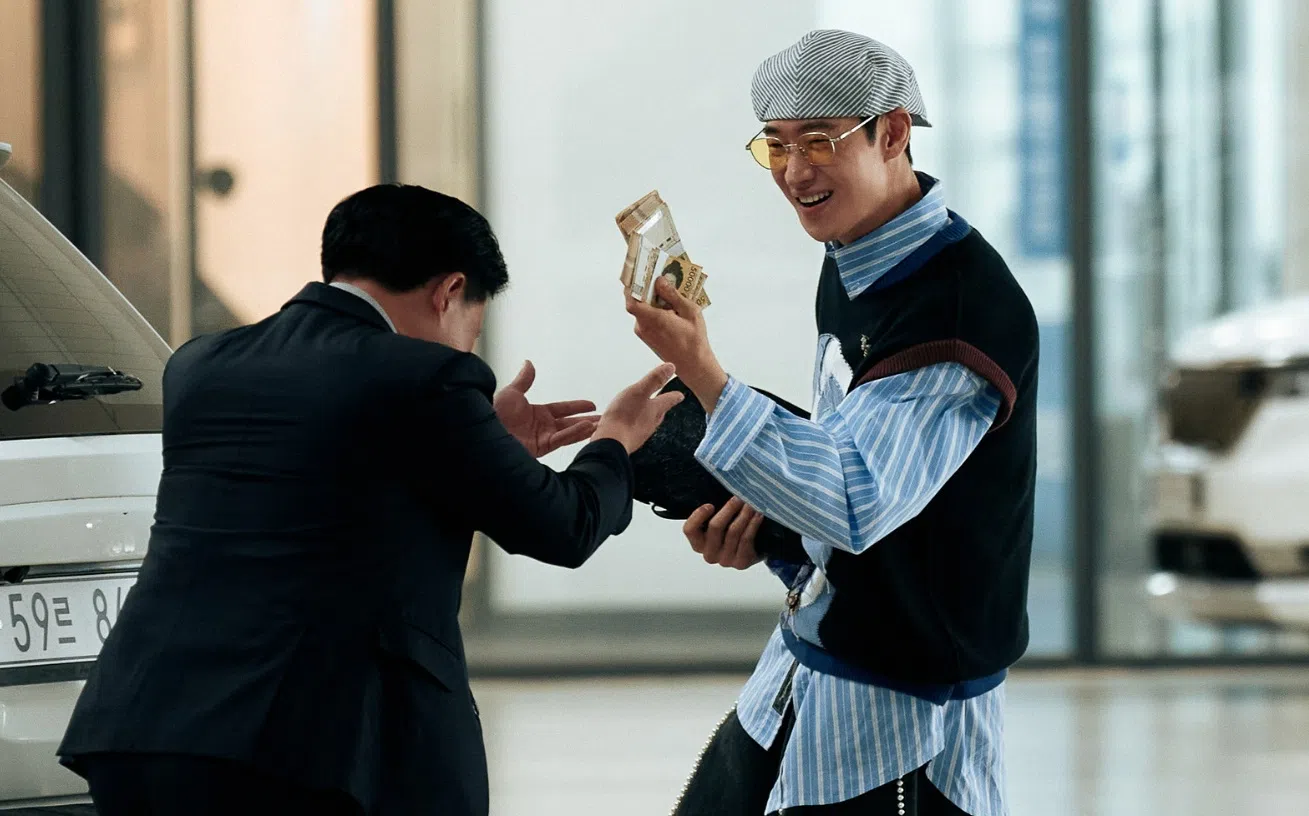 李帝勋在剧中为了执行任务，假扮成傻气的富豪。（Viu 提供）