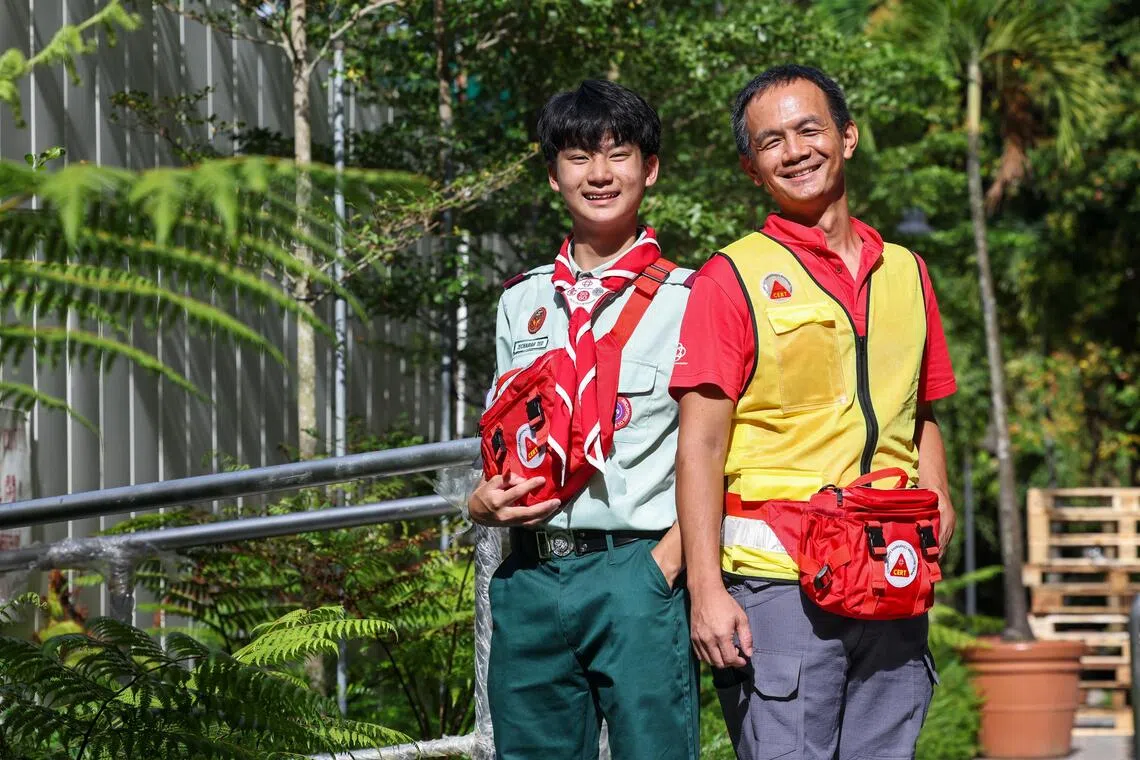 人协社区紧急应策与参与委员会惹兰加由区主席吴金熹（右），负责带领包括维多利亚中学中四生张永恩在内的首批人协青年社区紧急应变小组。（陈渊庄摄）