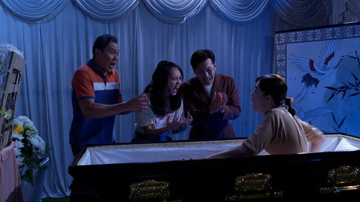 陈凤玲第一次躺棺材。（新传媒提供）