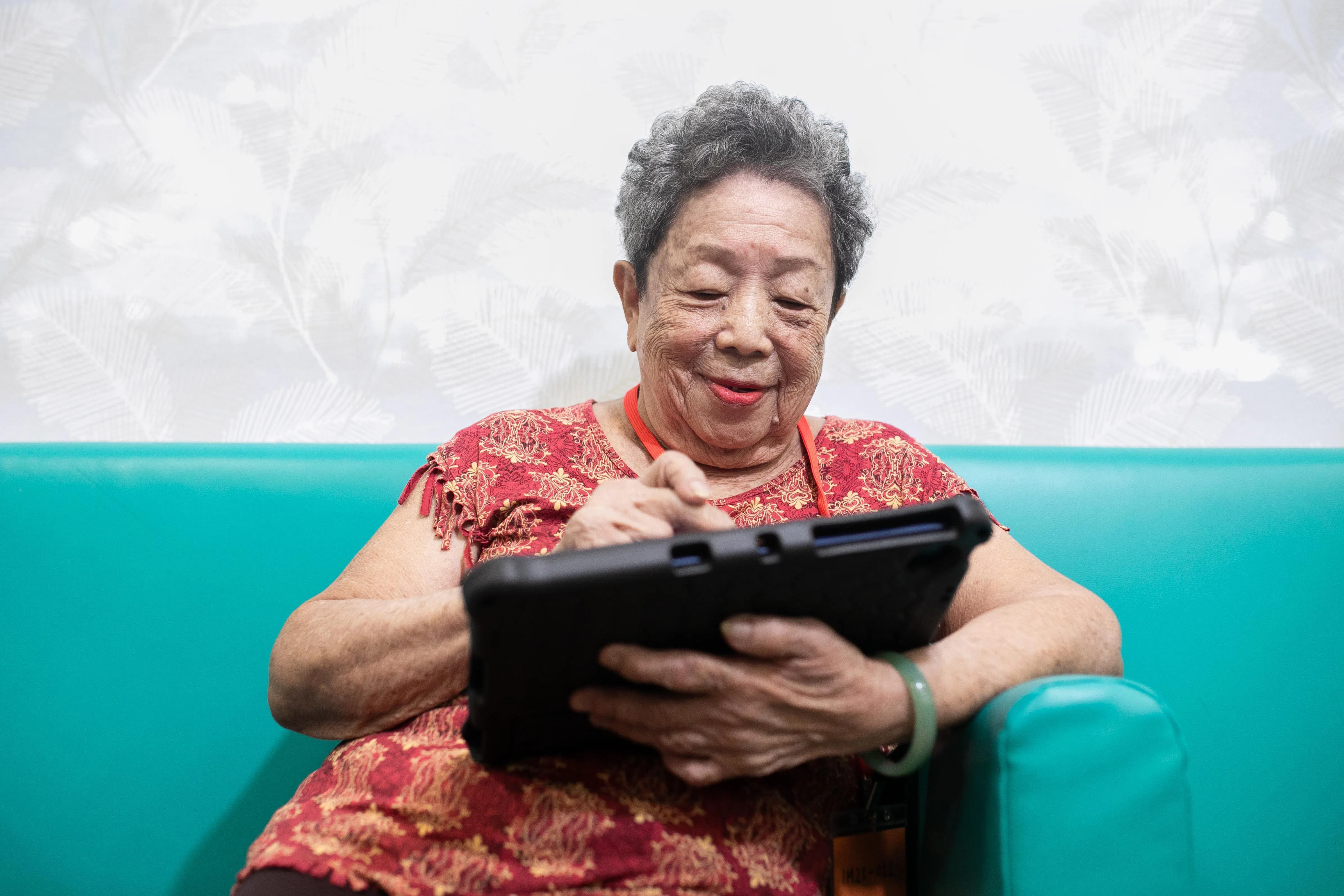 杜慧坤在守护乐龄记忆计划中，使用乐龄智能平板SilverPads进行游戏式认知训练。这些特别设计的游戏结合职能治疗师和心理学家的建议，有针对性地训练每一期主题相关的认知功能。（新保集团提供）