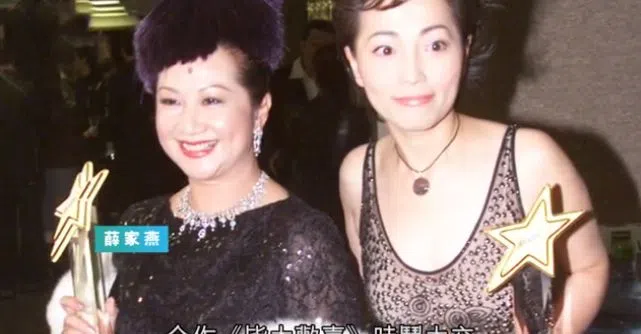 苑琼丹（右）与薛家燕合作时装版《皆大欢喜》传出不和。（互联网）