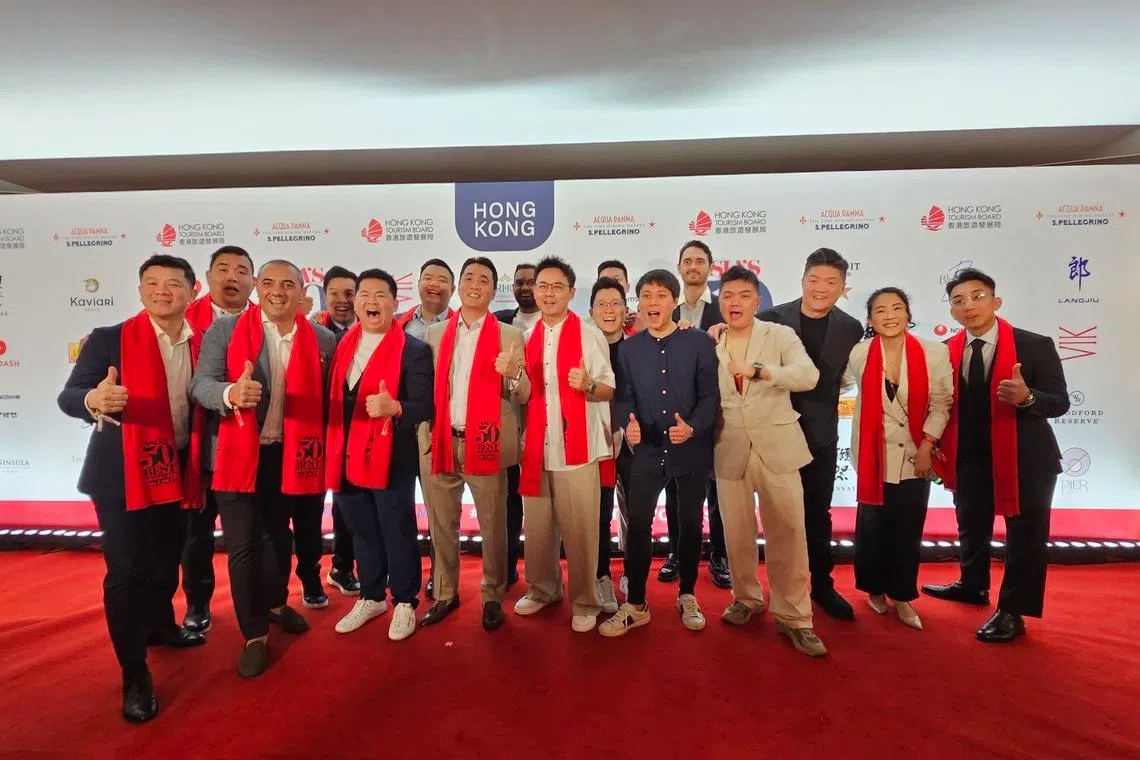 2026年亚洲50最佳餐馆榜单揭晓，共有六家新加坡餐馆入榜。图为部分新加坡餐馆厨师合照。（黄亿敏摄）