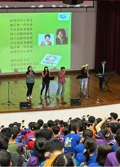 新谣歌手与学生互动热络，也带动师生上台表演，一起合唱首首悦耳动听的新谣歌曲。（安德逊实龙岗初院提供）
