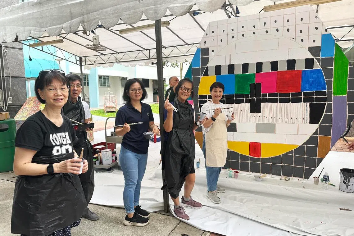 淡滨尼北的装置艺术作品“好地方”（It’s a good place），灵感源自淡滨尼是本地首个生态城的定位，突出了区内的绿意和脚踏车道，还有由居民提议加入的电视机测试图案元素，呼应区内的一座组屋壁画。（人协提供）