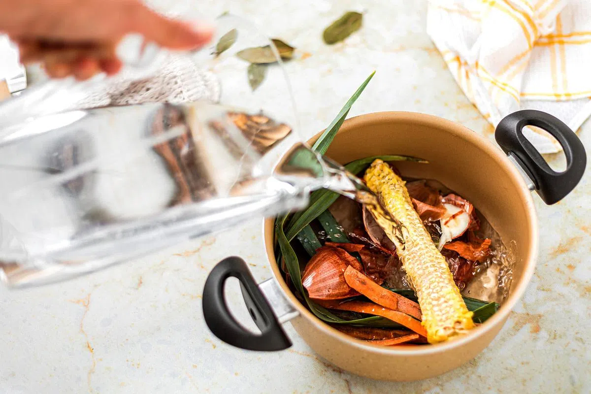 烹饪剩余的食材不要浪费，如菜头菜尾可调理为高汤。（图/Getty Images）