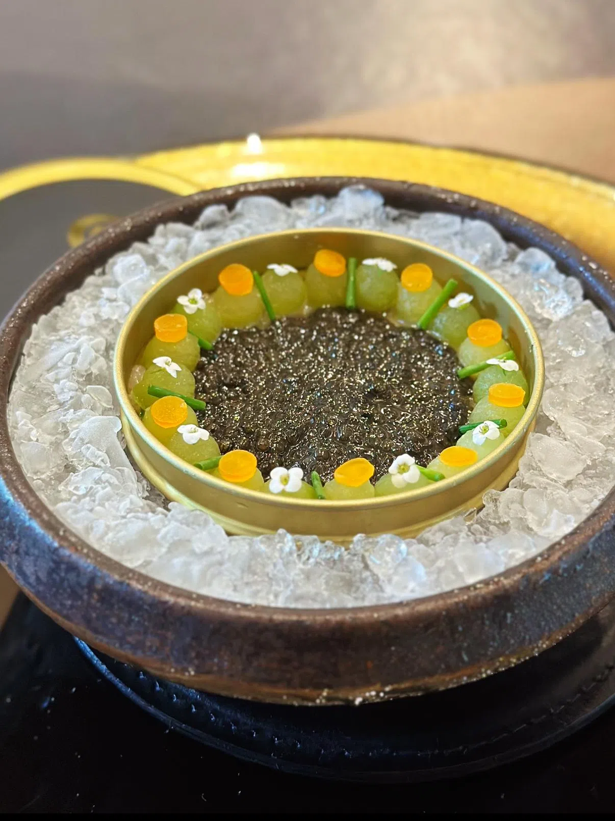 前菜shima-aji namerou选用层次分明的石鲷条纹鰺鱼，加入姜和韭菜增添风味，有助打开味蕾。（叶晓虹摄）