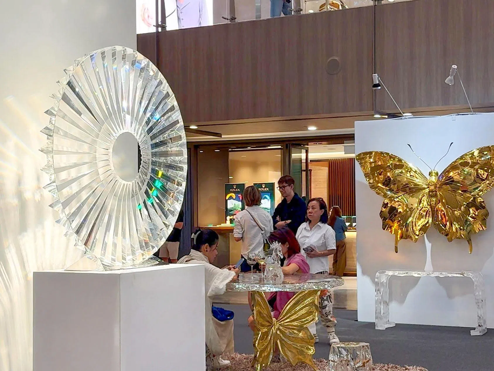 蔡志松的金蝶与水晶雕塑作品。（林大艺术中心提供）