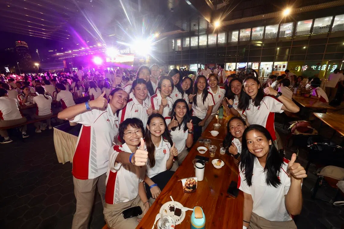 新加坡全国奥理会主席、永续发展与环境部长傅海燕（上排左三）在颁奖礼上与手球队运动员寒暄。（邝启聪摄）