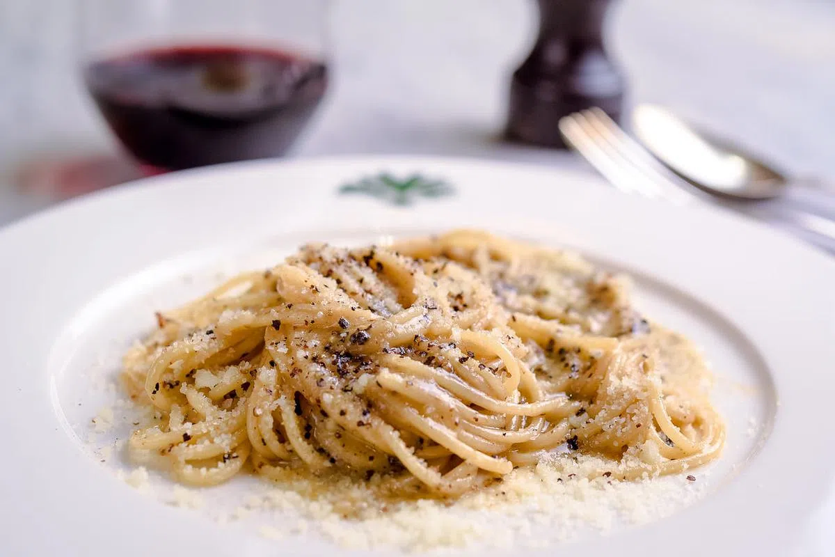 食客可品尝到已故名厨波登所喜爱的经典黑椒奶酪意面。（餐馆提供照片）