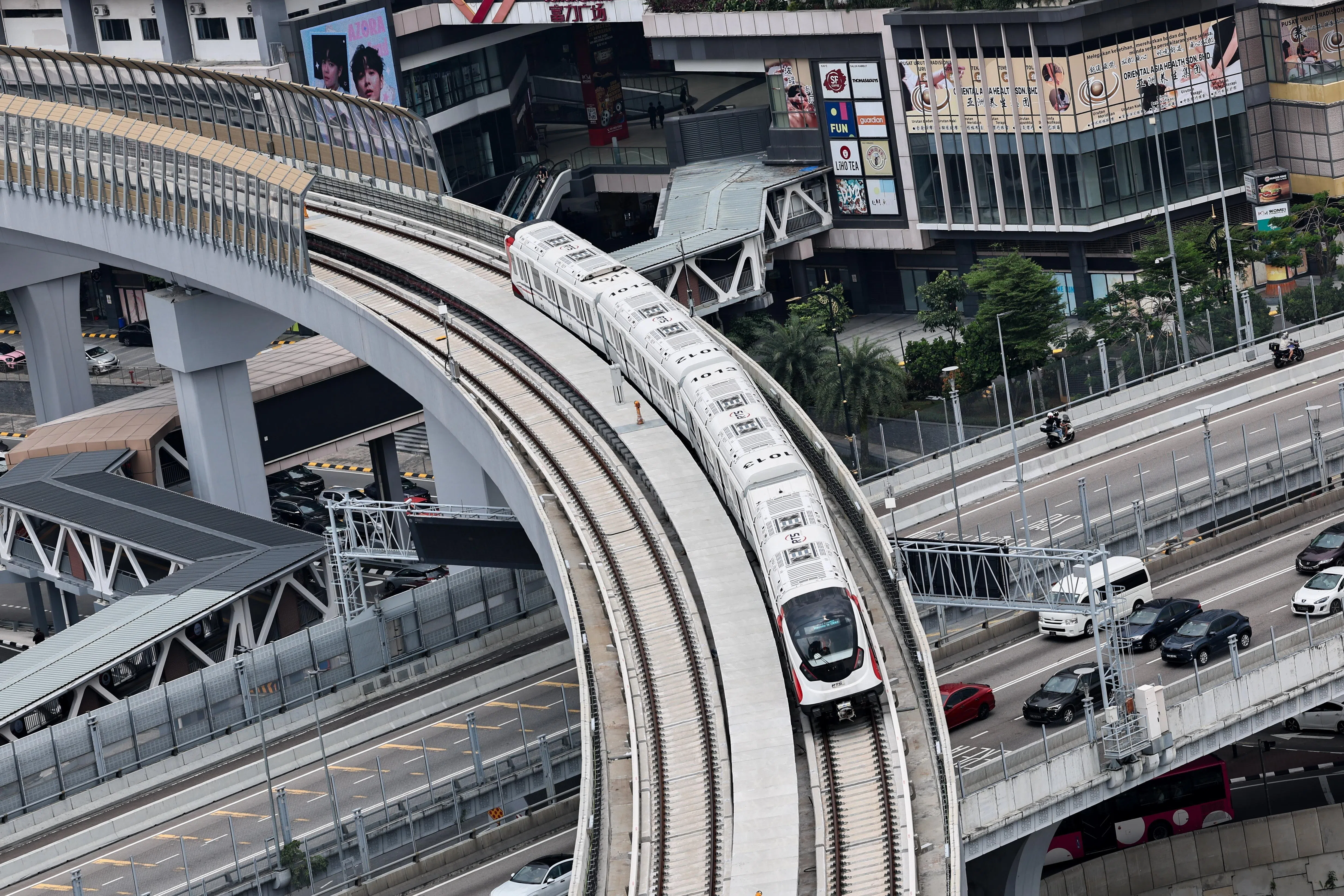 新柔地铁列星期五（4月3日）进行系统测试，测试列车从新山瓦迪哈那（Wadi Hana）车厂出发，途经市中心武吉美特隆（Bukit Meldrum）高架路段，抵达新马边界后返回车厂。此次测试旨在确保正式通车前运行顺畅。（马新社）