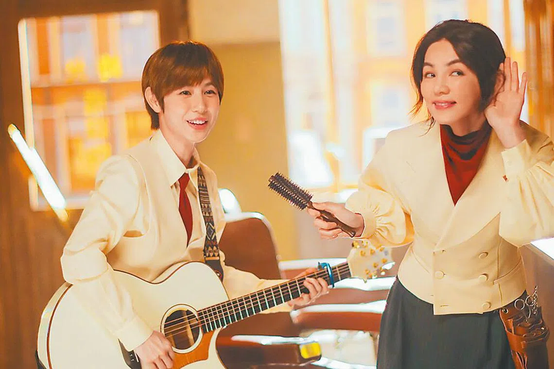 魏嘉莹（小魏，左）推出新歌《时光从不温柔》，请到Ella一同演绎。（互联网）