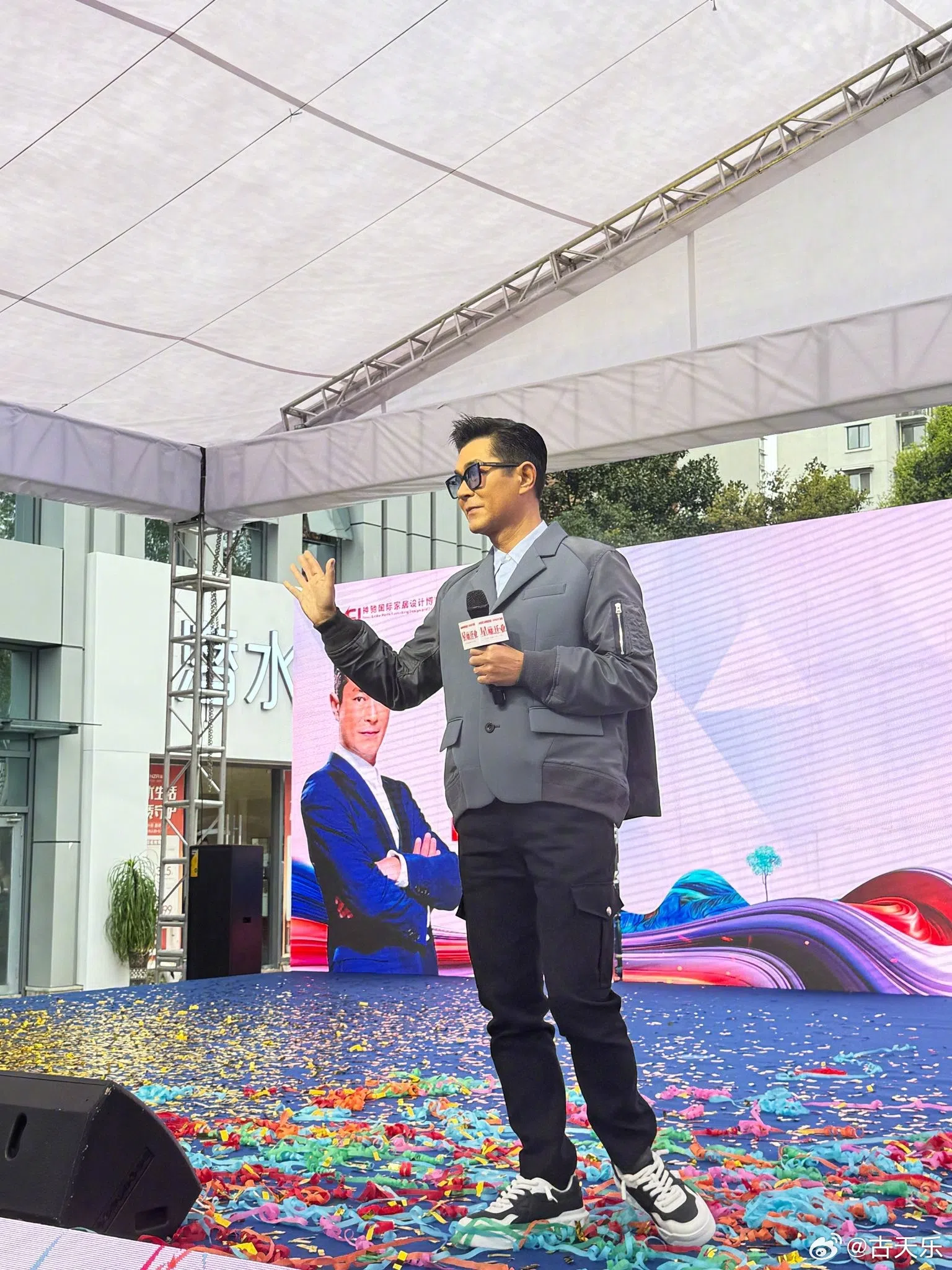 古天乐近日出席活动常戴着墨镜。（取自古天乐微博）