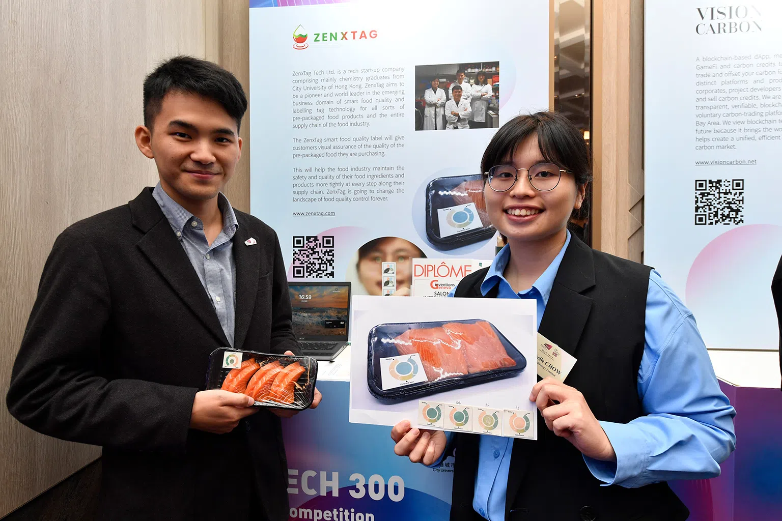 ZenxTag智能食品标签可以检测到肉类或海鲜在腐败过程中散发出的生物胺气体，帮助人们判断食品的新鲜度。图为ZenxTag顾问周传文（左）及ZenxTag总监周子咏。（图/城大提供）