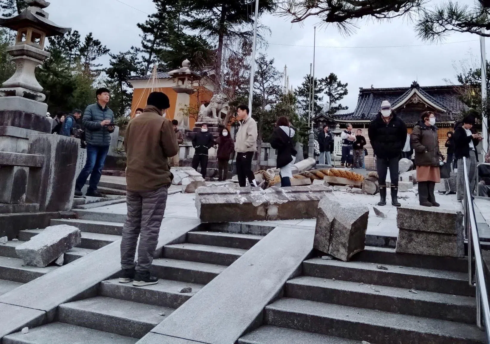 石川县金泽市在地震中受创，大野日吉神社的鸟居倒塌。（路透社）