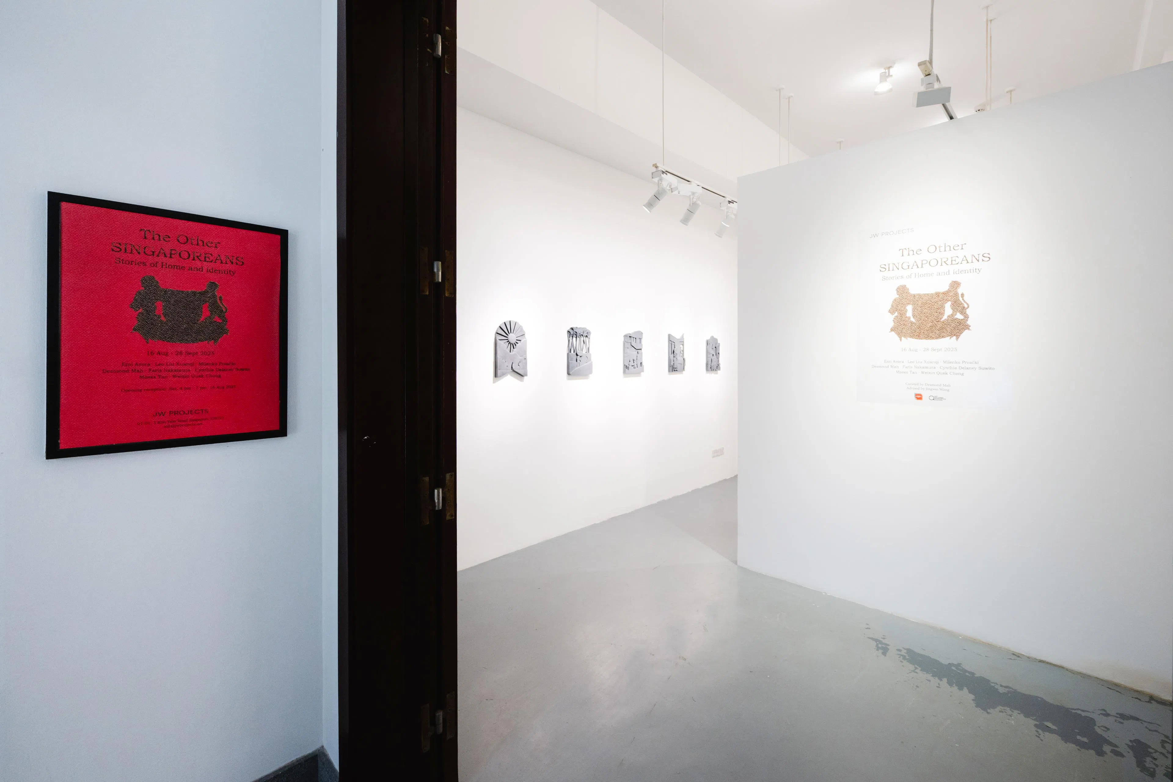 JW Projects群展“其他新加坡人——家园和认同的故事”借新加坡护照，思考新加坡人认同感。（JW Projects提供）