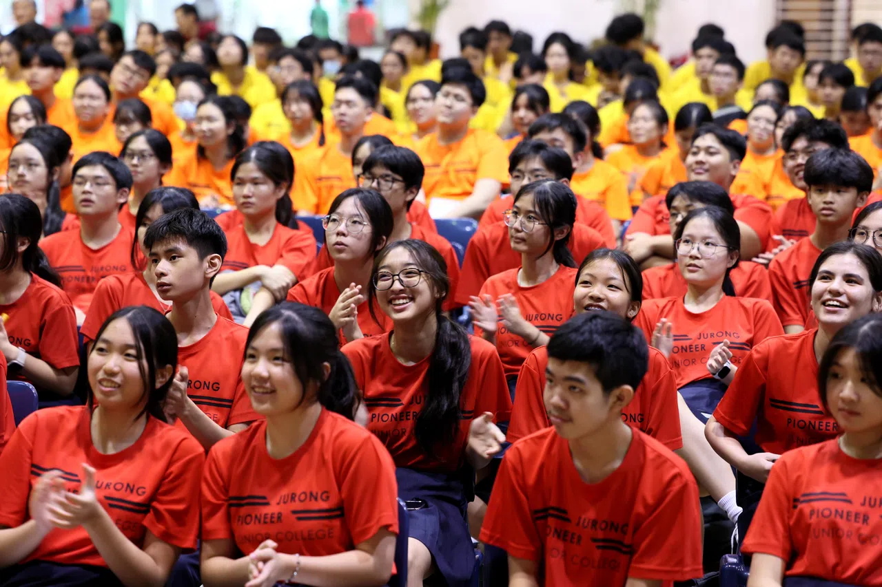 学生跟着节奏为表演者打拍子，沉浸在美妙音乐中。（龙国雄摄）