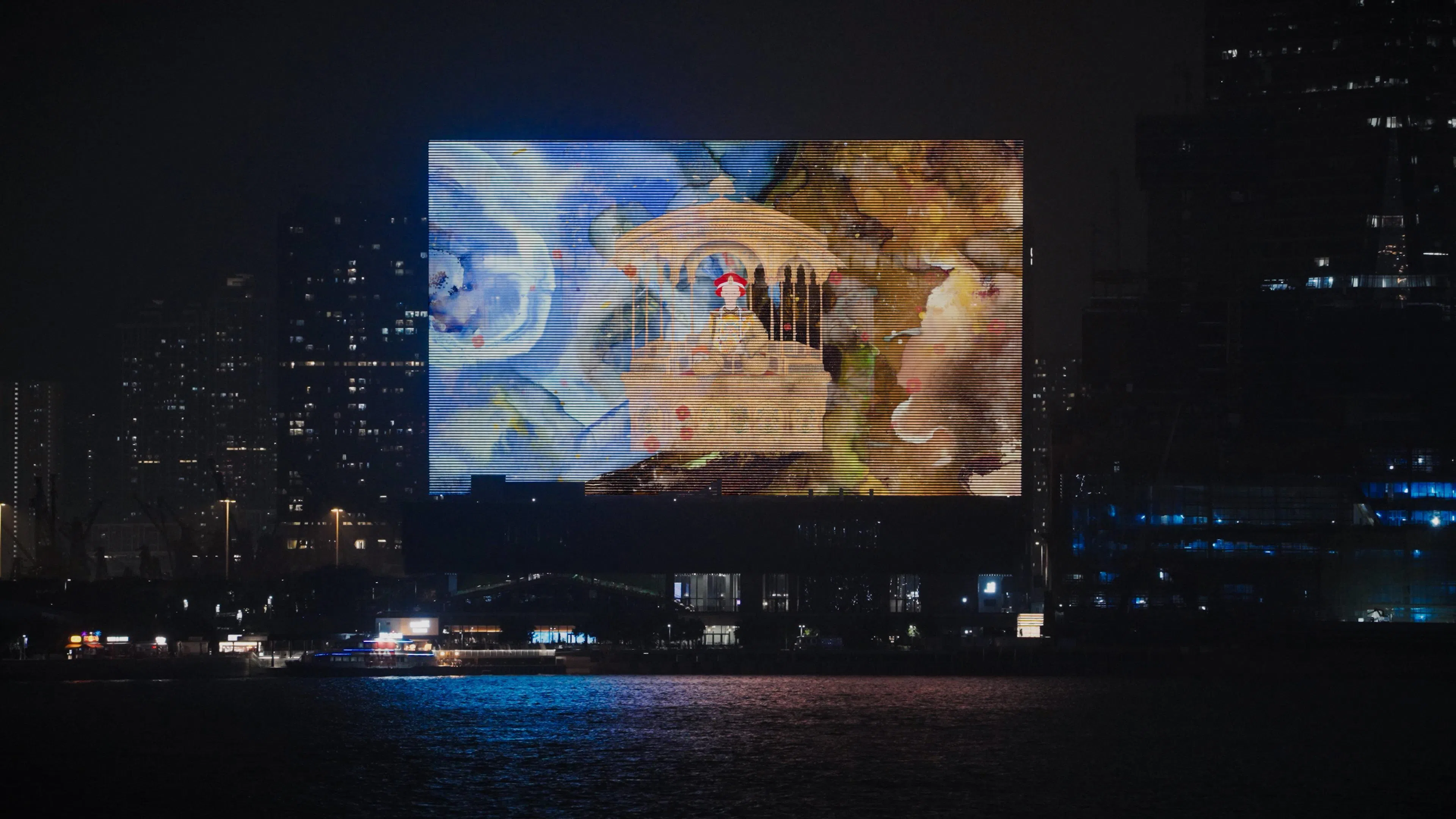 M+幕墙呈现巴基斯坦裔美国莎兹亚·西坎达创作的全新电影式手绘动画《领海游移》。（M+提供）