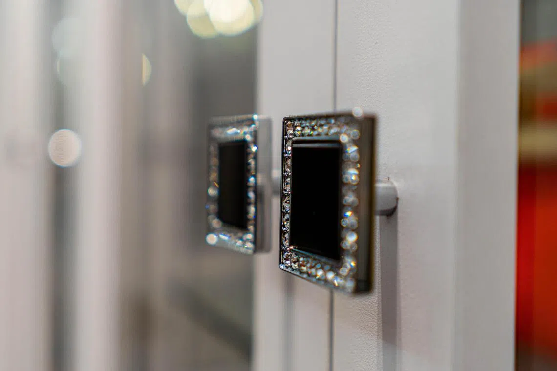 步入式衣橱有奢华风手柄设计。（陈秀环提供）