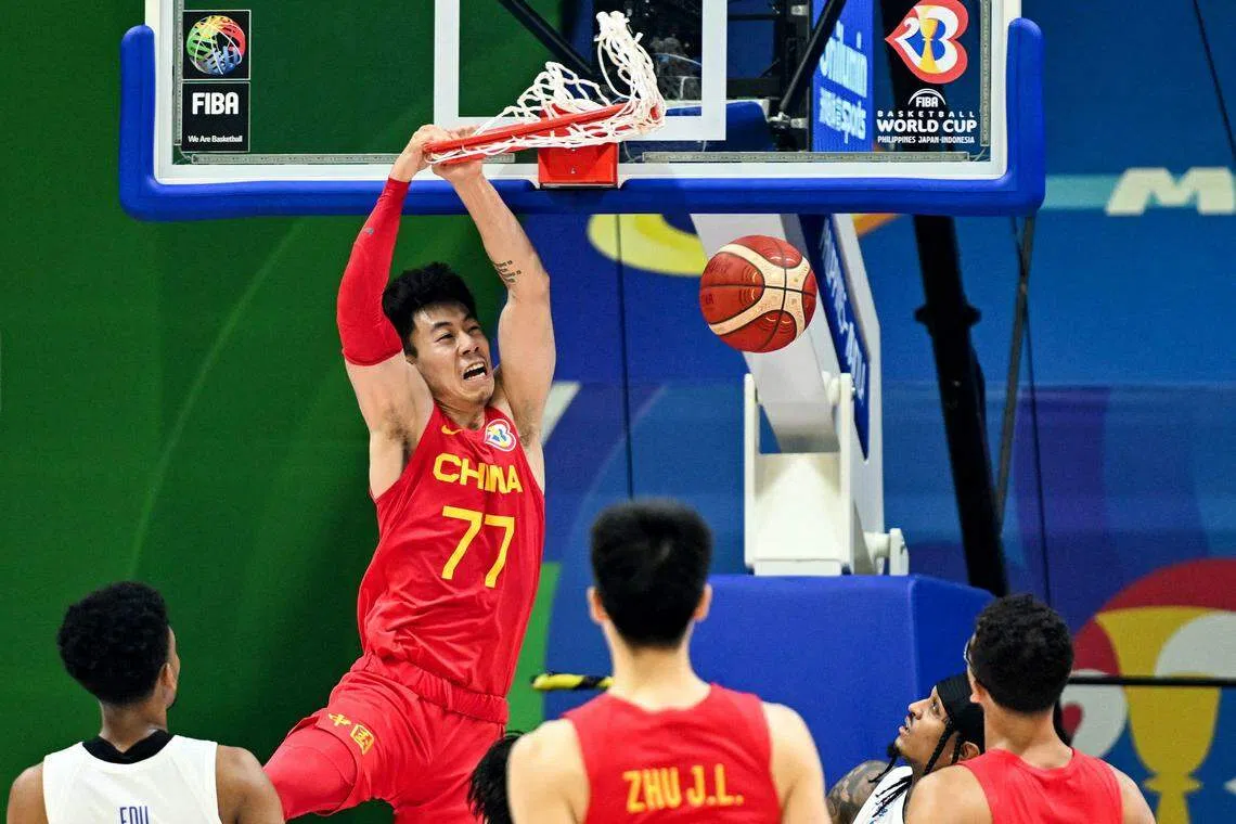 比赛开局不久，中国的张镇麟就送出一记暴扣，点燃全场。（法新社）