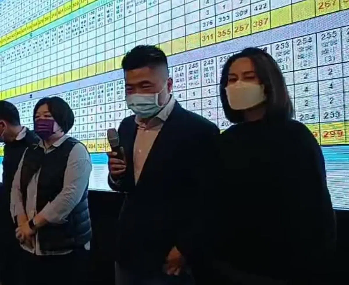 立委补选国民党籍候选人颜宽恒现身竞选总部，宣布败选。（颜宽恒面簿视频截图）