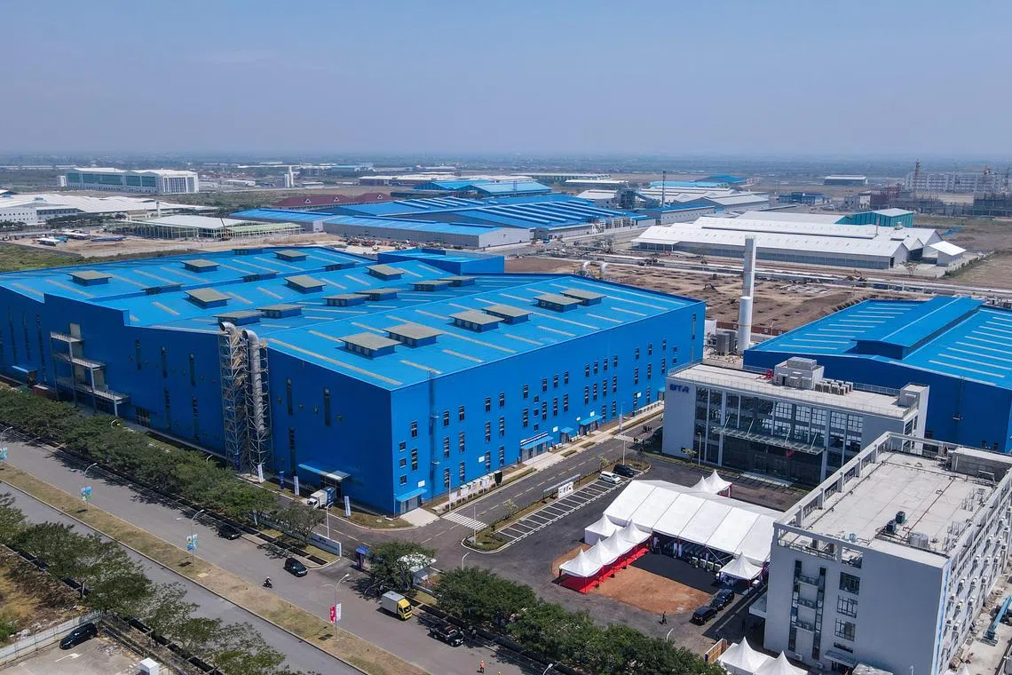 这是8月7日在印尼中爪哇省肯德尔工业园航拍的中国锂电子电池企业贝特瑞新材料集团印尼工厂。（新华社）