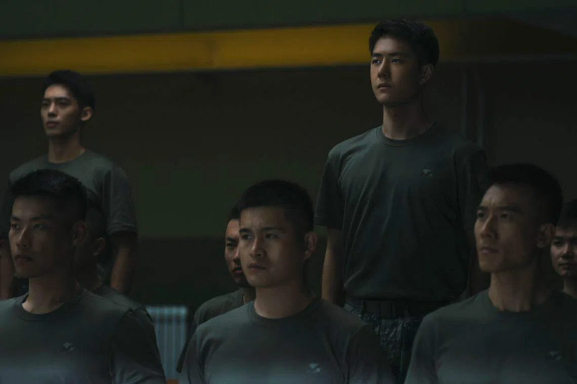 《长空之王》的王一博（后排右）等人饰演试飞员。（mm2娱乐提供）