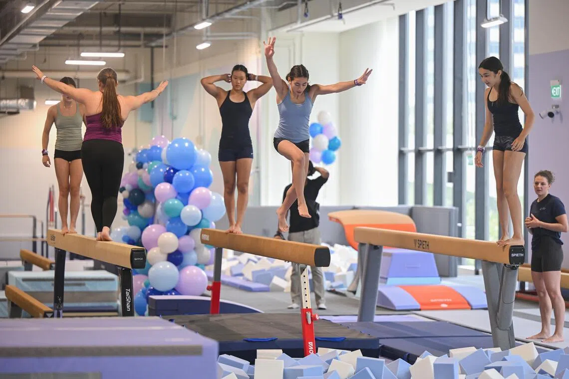 李宝玲说，她花了六个月才找到合适的场地，因为这个场地需要足够高的天花板和开阔的空间，而作为前体操运动员，她认为运动员的安全是最重要的。（海峡时报）