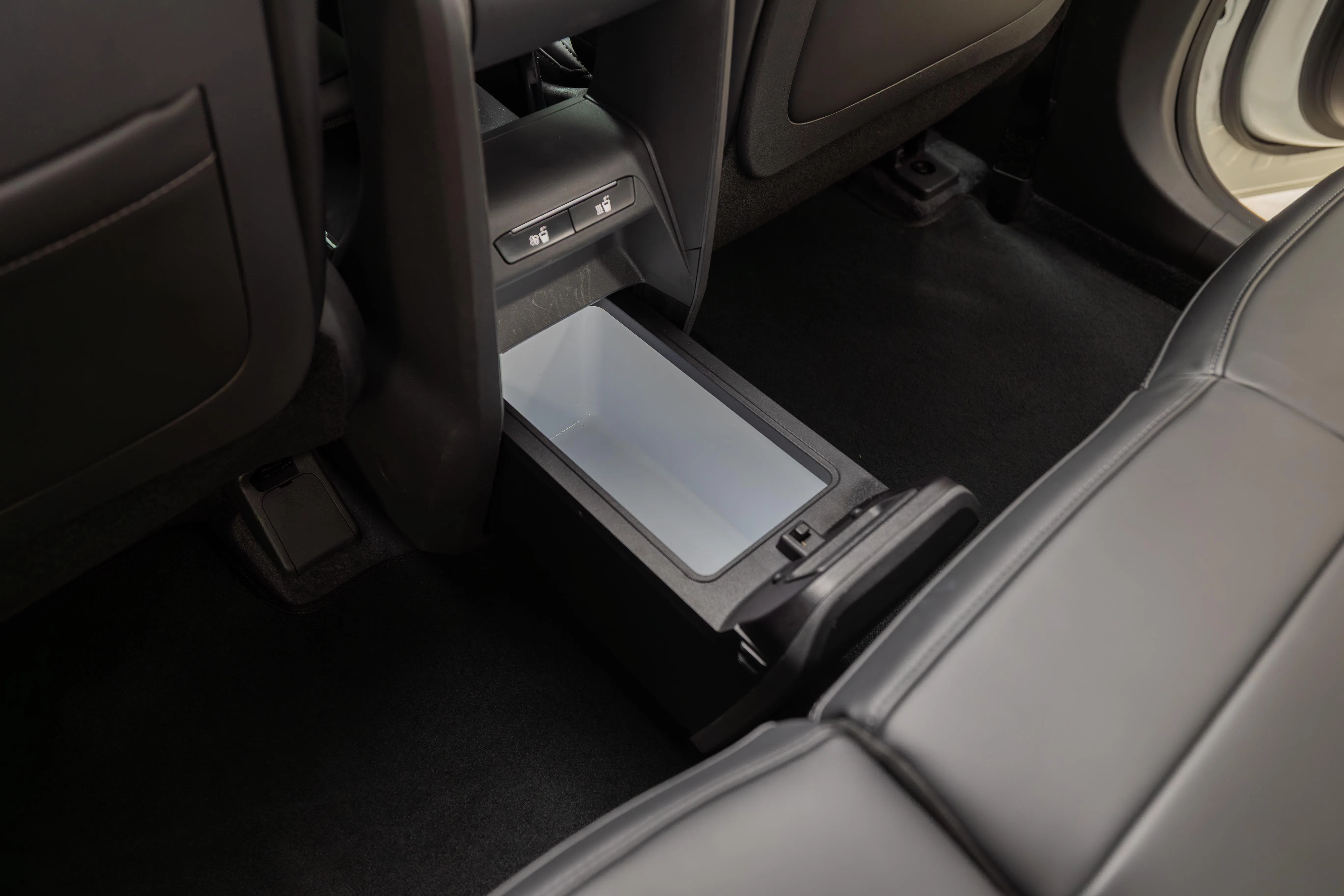 抽屉式冷暖箱能存放饮品或食物，提供两档温度选择。（吴先邦摄）