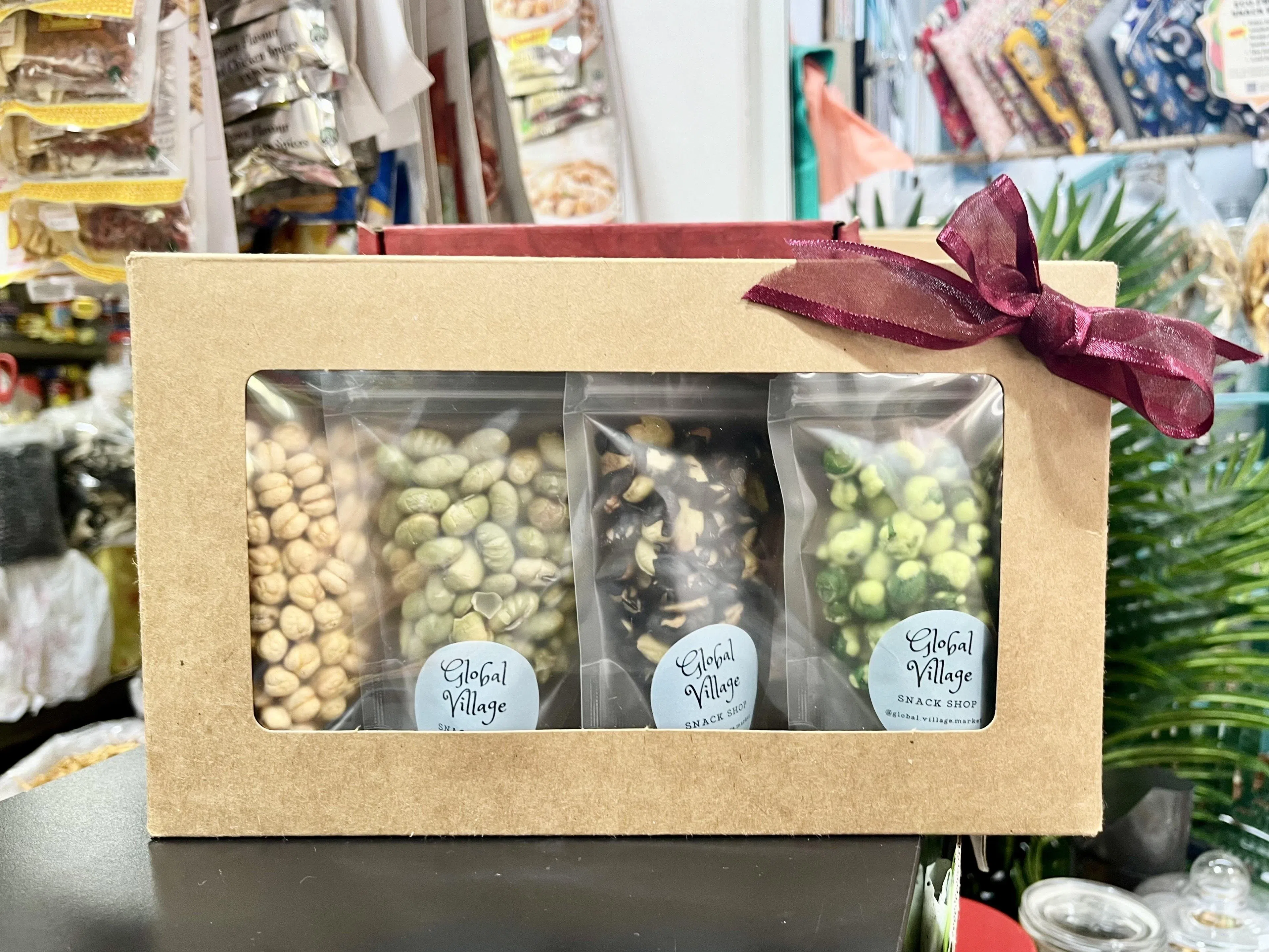 含有八种健康小零食的佳节礼盒，是贴心送礼佳选。（陈映蓁摄）