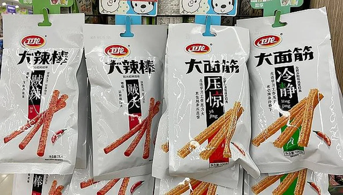 卫龙辣条包装上，也有“冷静”、“压惊”等词语。（互联网）