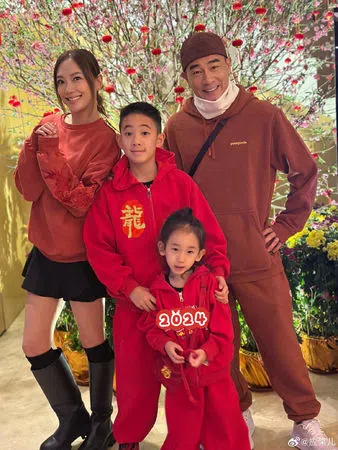 应采儿（左一）在微博分享全家照，许久未露面的大儿子Jasper长高不少。（取自艺人微博）