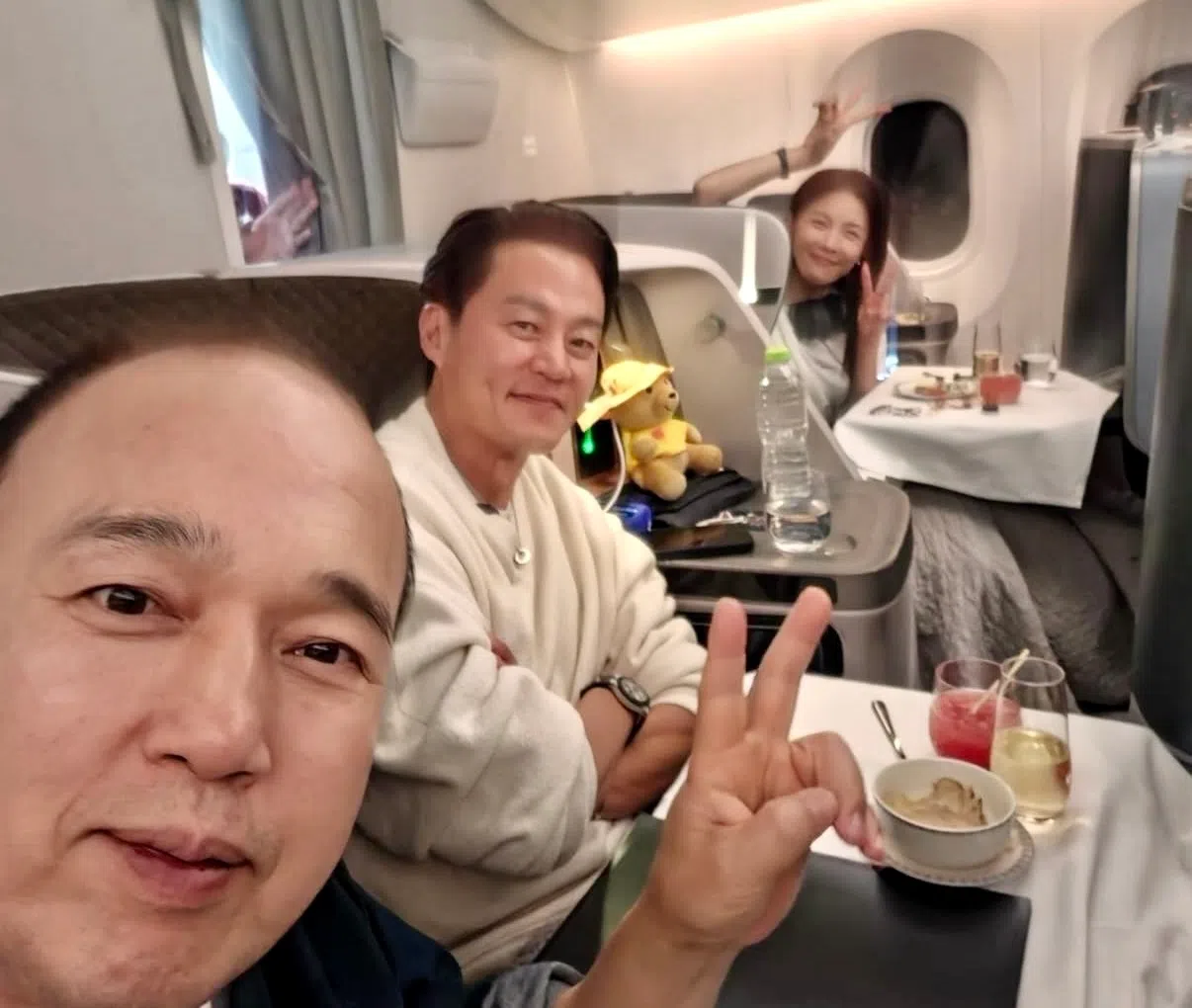 金光奎（左起）9日晚在IG分享一张与李瑞镇、河智苑在机舱内的合照。（取自艺人IG）