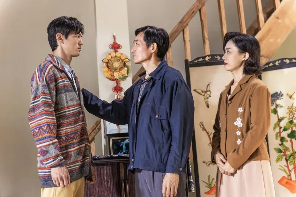 锺承翰（左起）饰演的武雄，在剧中对父亲进财（霍正奇饰）和继母郑美英（黄婕菲饰）有很深的误会。（互联网）