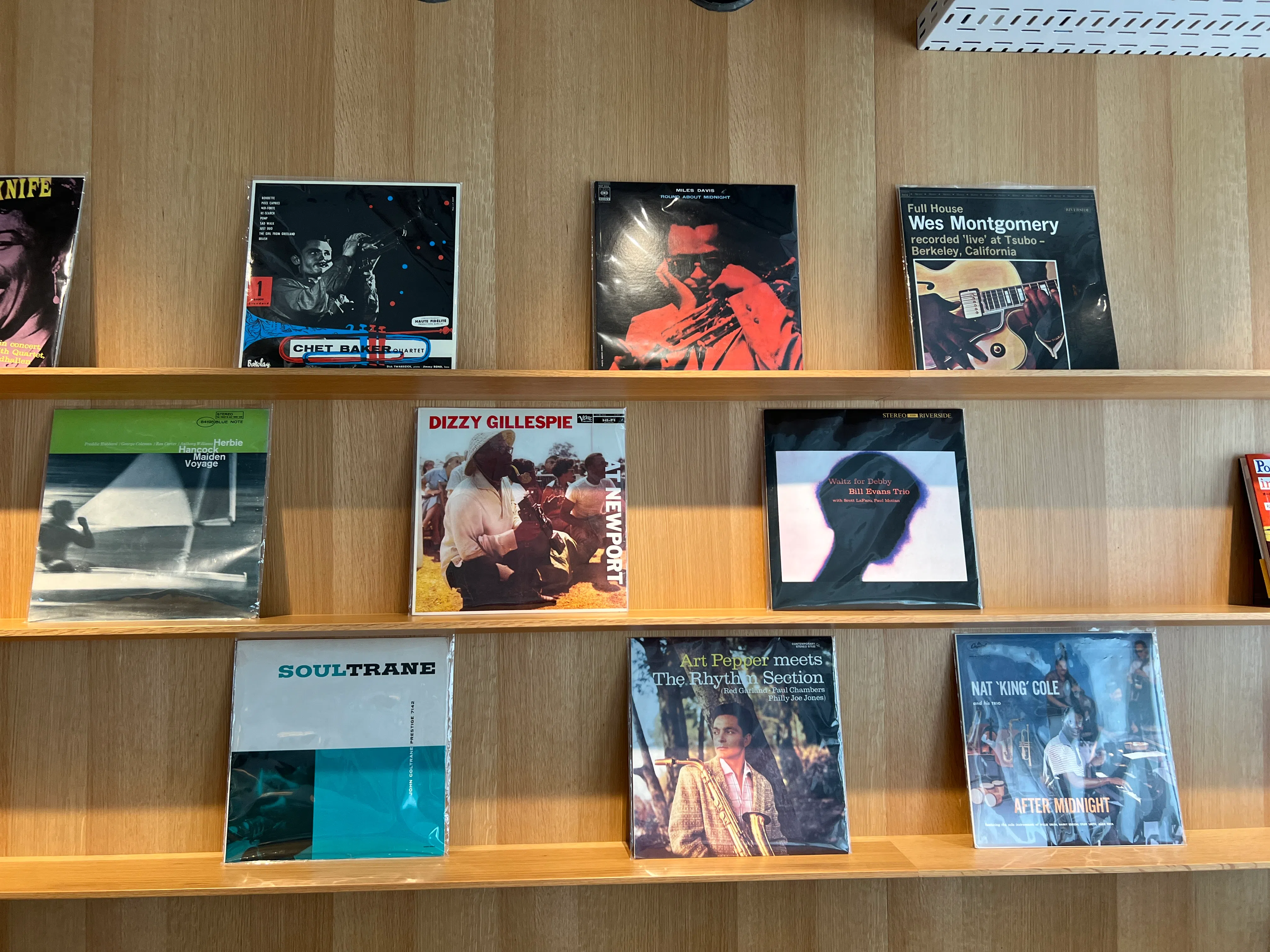 在村上春树图书馆，你可以听作家喜欢的唱片。（叶孝忠摄）