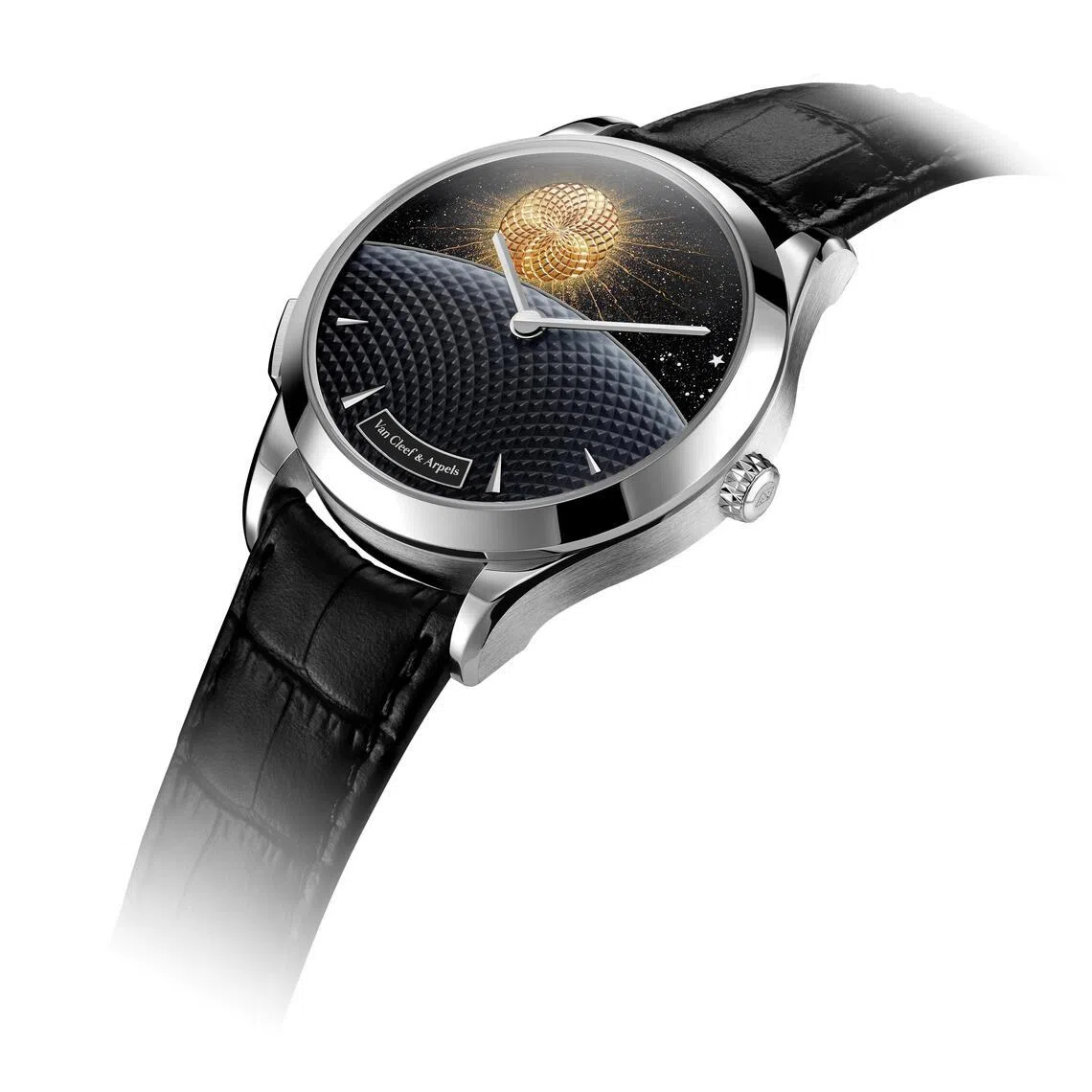 梵克雅宝42毫米Jour Nuit月相腕表，表盘核心是两套叠加运作的时间系统。（梵克雅宝提供）
