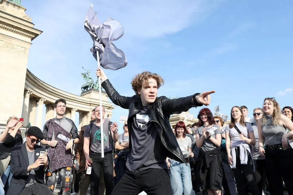 匈牙利人示威游行 嘲讽总理反LGBT政策