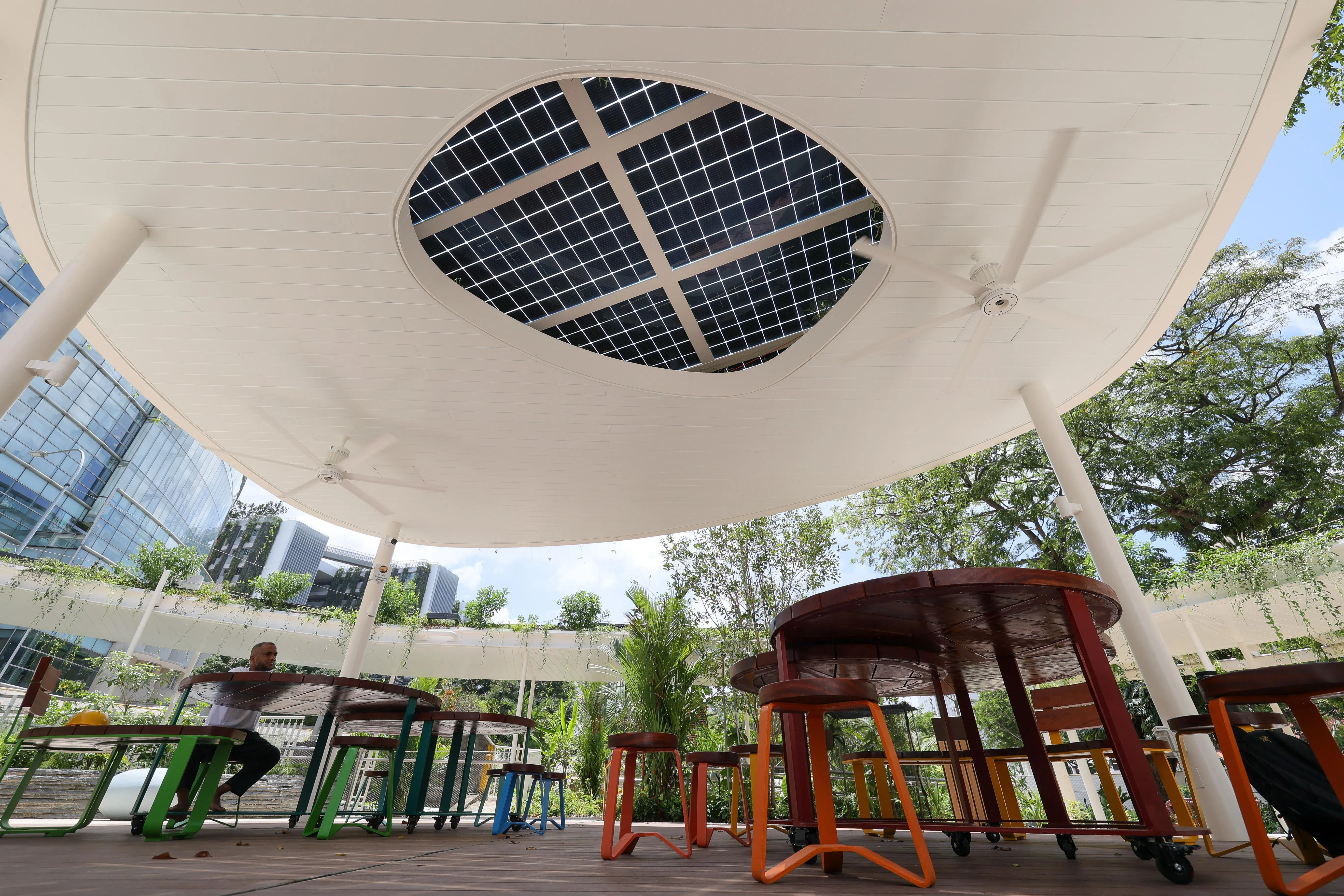 店屋的屋顶和户外廊道顶部装有太阳能光伏系统，每年可产逾12万千瓦时电力，供应约10%的电力。户外遮蓬设有吊扇，也有智能中控系统在不同时段调节风速，确保使用者的舒适度。（张俊杰摄）