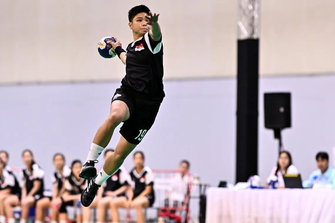 颜韵婷（中）是我国女队得分最高的球员，入账六球。（新加坡手球总会提供）