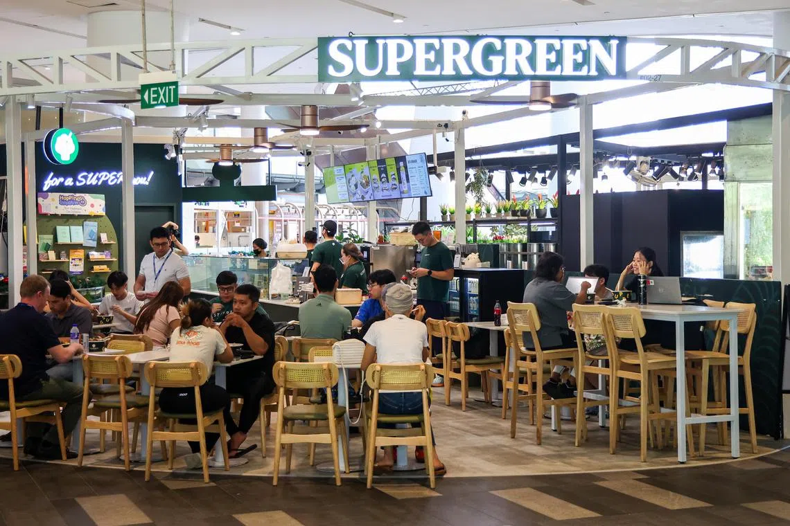 李绍荣把摊位招牌改为Supergreen重新出发，除了公司直营的店面，还通过特许经营的方式迅速扩大规模。（陈斌勤摄）