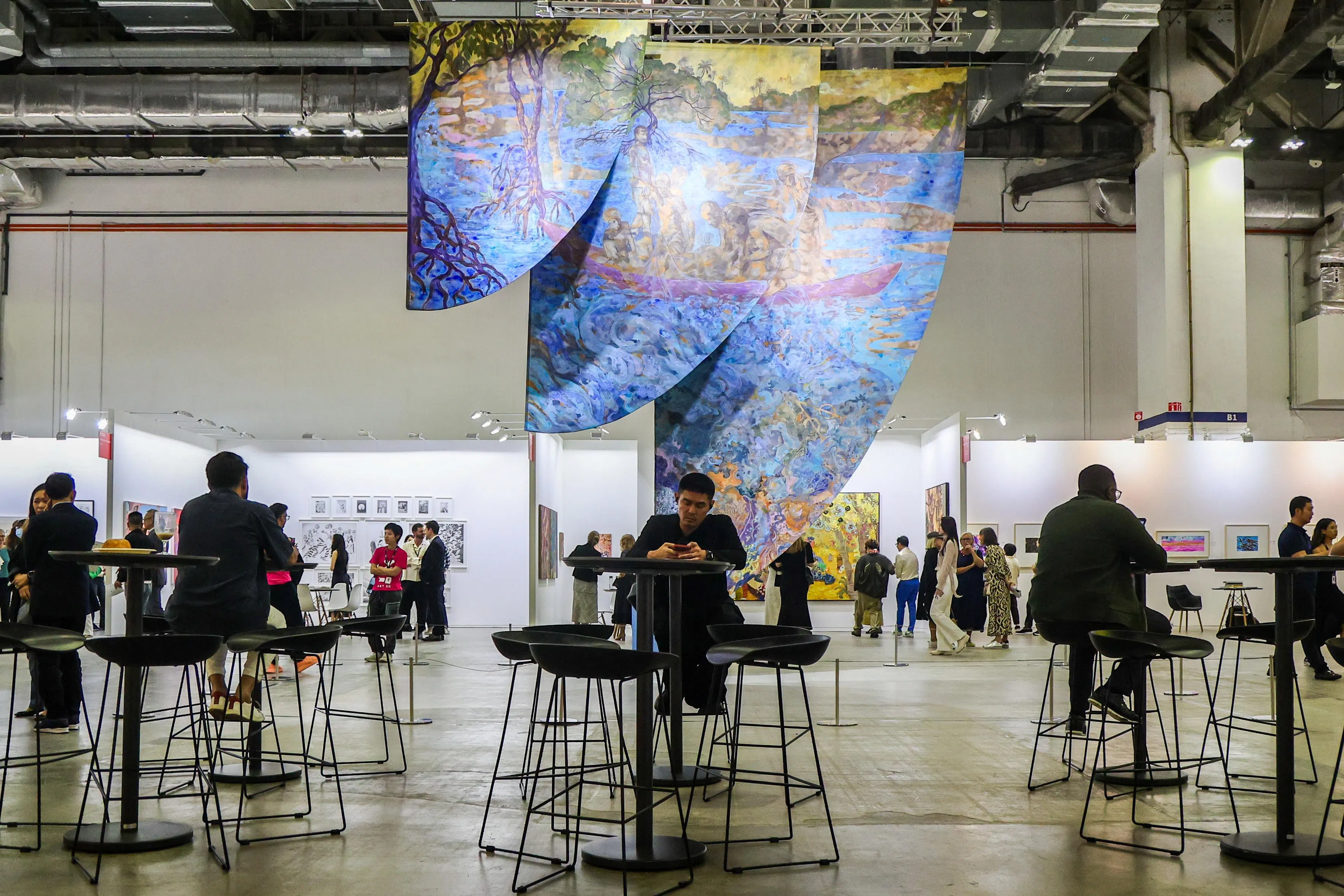 新加坡艺术家凯鲁丁·瓦哈卜（Khairulddin Wahab）在艺博会上展出大型装置《风下的土地》（2024），探索马来群岛及其周边海域的联系。（陈斌勤摄）