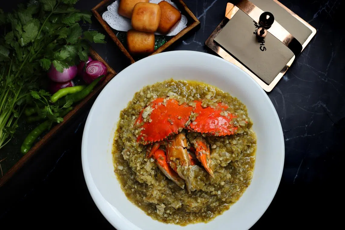 “Shao烧”的青辣椒螃蟹灵感来自印尼的酸甜辣酱汁。（餐馆提供）