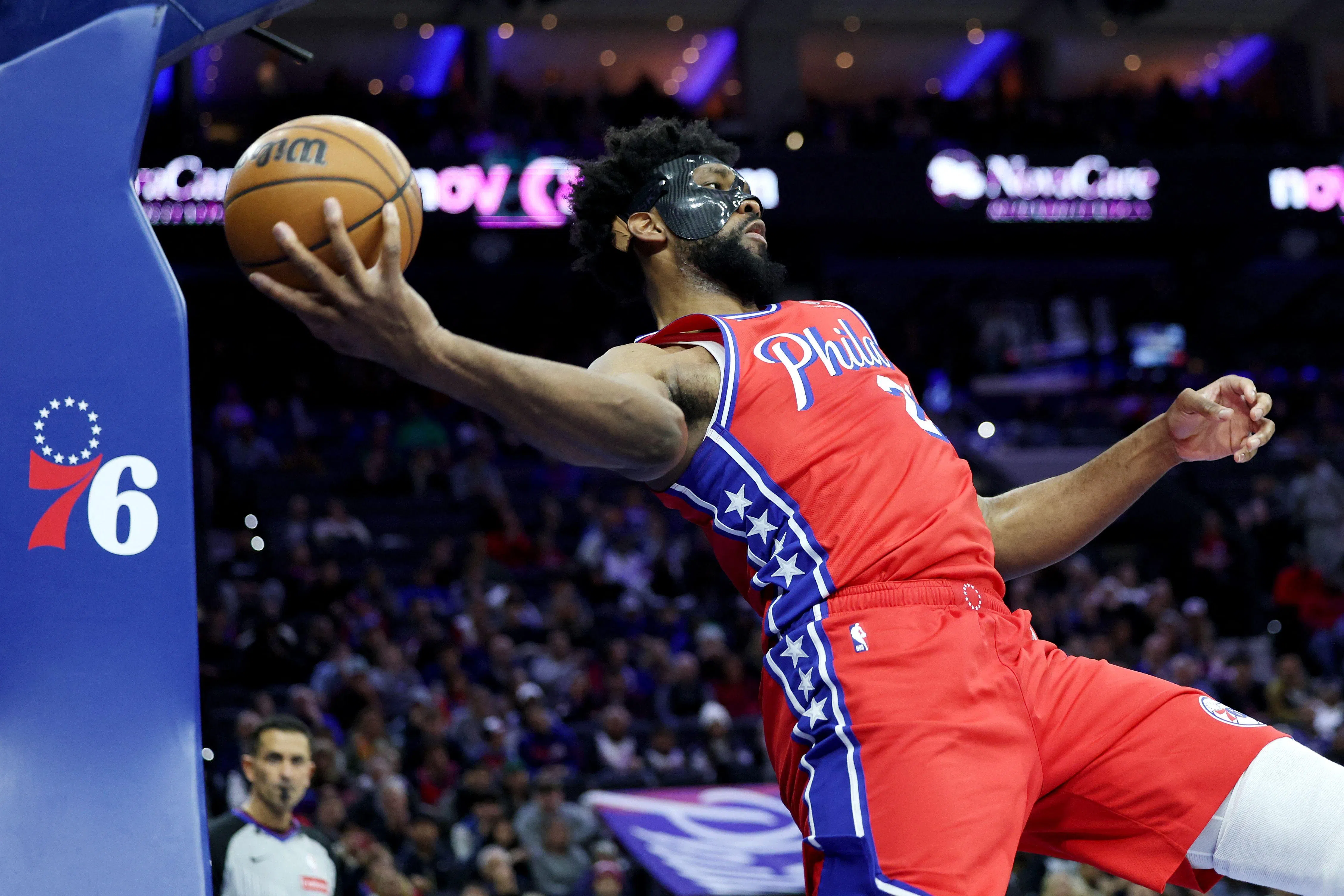 鼻窦骨折的恩比德（Embiid）戴着防护面具上场贡献34分。（法新社）