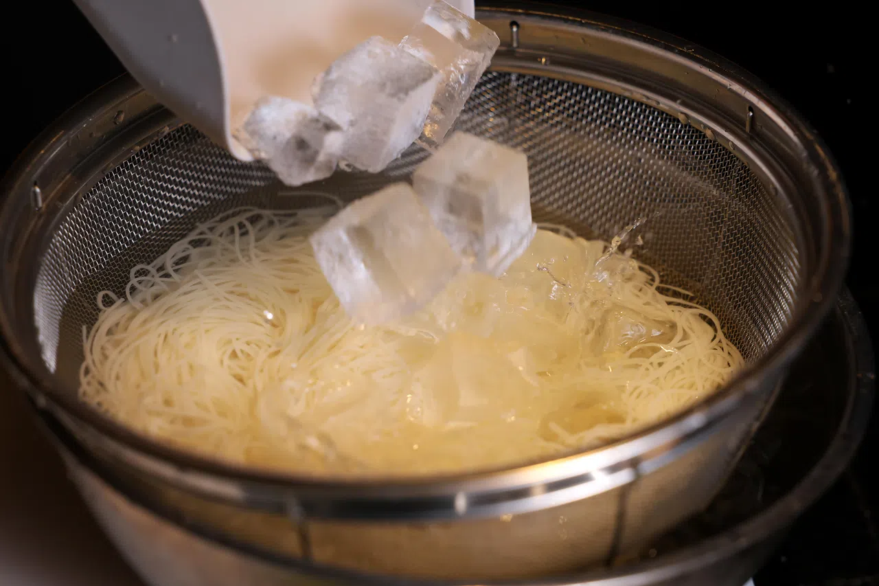 为使日式冷面更美味，加入冰块是常见做法，有助于保持面条弹性和清凉口感。（龙国雄摄）